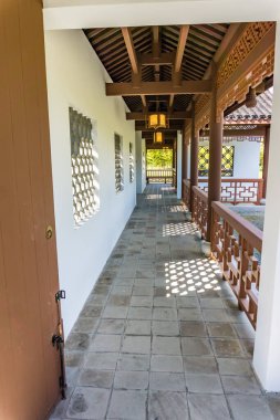 Güney Seattle, Washington 'da bir Çin bahçesindeki bir binanın koridoru..