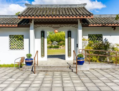 Güney Seattle, Washington 'daki bir Çin Bahçesi avlusundan manzara.