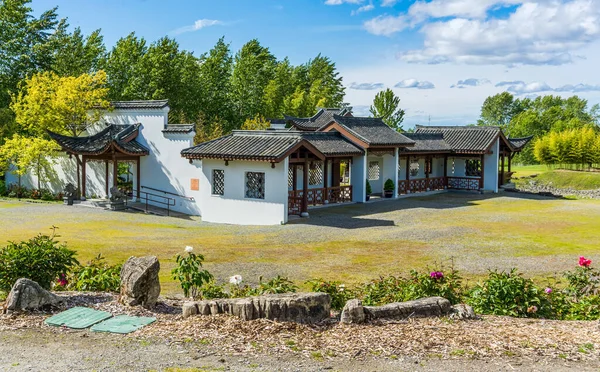 华盛顿西雅图南部一个中国花园的庭院建筑 — 图库照片