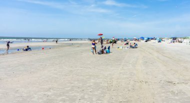 Sahile gidenler Florida 'daki Folly Plajı' nda güneşin tadını çıkarıyorlar..