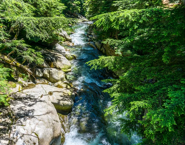Washington 'daki Denny Creek' te su akıntıları.