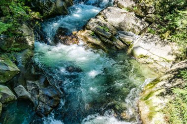 Washington 'daki Denny Creek' te su akıntıları.