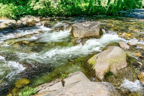 Washington 'daki Denny Creek' te su akıntıları.