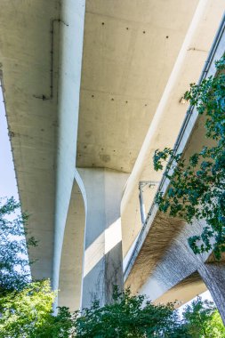 Seattle, Washington 'daki eyaletler arası 90 köprünün altında..