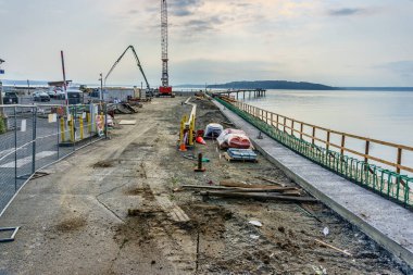 Washington 'daki Des Moines marinasındaki vinç inşaatın devam ettiğini gösteriyor..