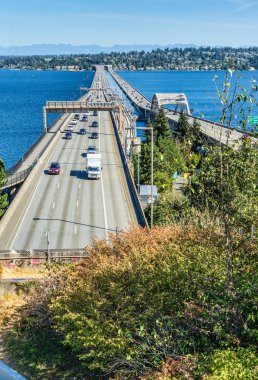 Seattle, Washington 'daki eyaletler arası otoban köprülerinden bir manzara.