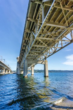 Seattle, Washington 'daki eyaletler arası 90 köprünün altında..