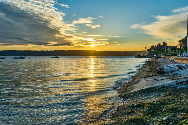 Burien, Washington 'da kıyı şeridi boyunca gün batımı.