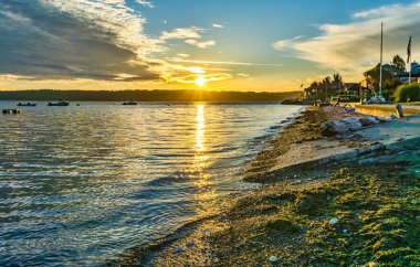 Burien, Washington 'da kıyı şeridi boyunca gün batımı.
