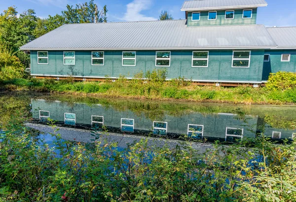 Een Gebouw Weerkaatsing Een Waterplas Nisqualy National Wildlife Refuge — Stockfoto