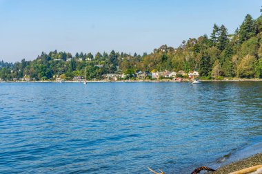 Batı Seattle, Washington 'daki evlerin önüne bir tekne yanaştı..