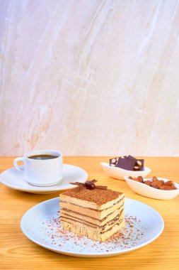 İtalyan tatlı semifreddo (viennetta) kahve aroması ve çikolata tozuyla süslenmiş çikolata taneleri. Espresso kahve ve kakao çekirdekleri ile servis edilir. Boşluğu kopyala