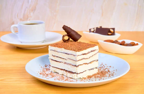 Итальянский Полуфреддо Viennetta Десерт Ванильным Кремом Шоколадными Батончиками Украшенный Шоколадным — стоковое фото