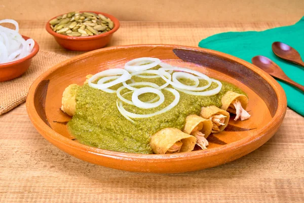 Comida Mexicana Enchiladas Mole Verde Servida Con Aros Cebolla Plato — Foto de Stock