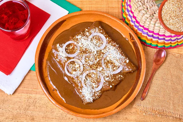 Comida Mexicana Mole Enchiladas Servida Con Aros Cebolla Queso Añejado —  Fotos de Stock