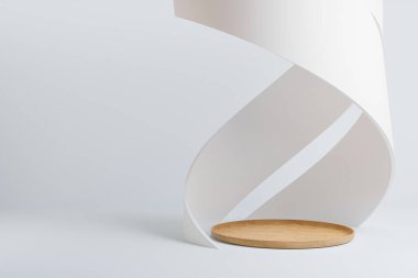 Beyaz arkaplanda ahşap podyum, kozmetik parfüm için görünüm doğal ürün, basit temiz tasarım, lüks minimalist model - 3D illüstrasyon