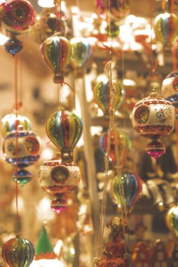 Pencerede Noel topları var. Yeni yıl. Noel ağacı oyuncakları. Mutlu bir yeni yıl için bir tebrik kartı.