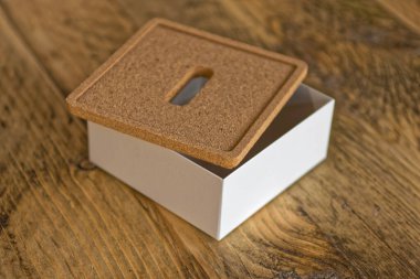 Beyaz metal para, bağış, yardım fonu, ücret, hayır kurumu, tahtadan masaların üzerinde tıpa kapağı olan kolleksiyon kutusu