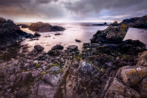 Felsige Meereslandschaft Neben Dem Turnberry Point Leuchtturm Mit Bewölktem Launischem — Stockfoto