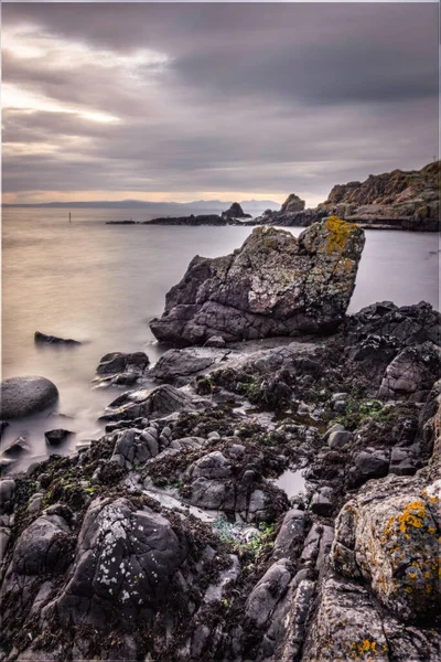 Felsige Meereslandschaft Neben Dem Turnberry Point Leuchtturm Mit Bewölktem Launischem — Stockfoto
