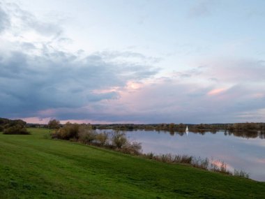 Der Gartower See entstand aus dem Fluss Seege, eines linken Elbzuflusses, der noerdlich von Gartow  in den 1970er Jahren kuenstlich aufgestaut wurde. 