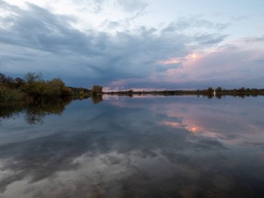 Der Gartower See entstand aus dem Fluss Seege, eines linken Elbzuflusses, der noerdlich von Gartow  in den 1970er Jahren kuenstlich aufgestaut wurde. 