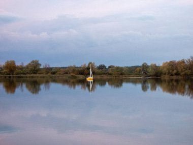 Der Gartower See entstand aus dem Fluss Seege, eines linken Elbzuflusses, der noerdlich von Gartow  in den 1970er Jahren kuenstlich aufgestaut wurde. 