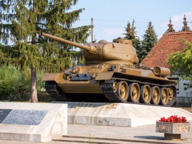 Tank, köyün merkezinde bir kaidede duruyor ve Kızıl Ordu 'nun Oder' in batı kıyısındaki ilk köprüsünü hatırlatıyor..