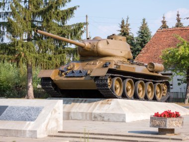 Tank, köyün merkezinde bir kaidede duruyor ve Kızıl Ordu 'nun Oder' in batı kıyısındaki ilk köprüsünü hatırlatıyor..