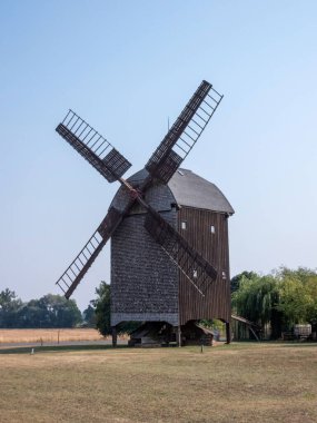 Wilhelmsaue 'deki rüzgar değirmeni 1880' de inşa edildi. 1964 yılına kadar un ve kağıt öğütüldü, sonra değirmen harabeye döndü. 1983 'te tadilat başladı ve 1995' ten beri fabrika tekrar çalışmaya başladı..