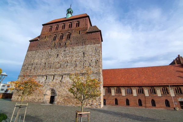 ハイベルベルク Havelberg ドイツのザクセン アンハルト州の町 ハベルに位置し 町の一部は川の中央にある島に建てられています — ストック写真