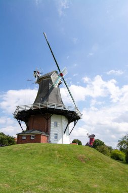 Belki de Doğu Frizya 'daki en ünlü değirmenler, Aşağı Saksonya, Doğu Frizya balıkçı köyünün girişindeki ikiz değirmenlerdir..