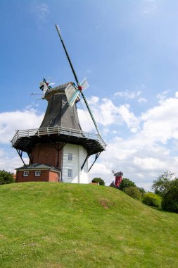 Belki de Doğu Frizya 'daki en ünlü değirmenler, Aşağı Saksonya, Doğu Frizya balıkçı köyünün girişindeki ikiz değirmenlerdir..