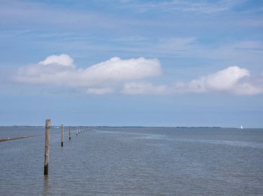 Neuharlingersiel, Afrika kıtasında bulunan Aşağı Saksonya devletinde bir şehirdir. Neuharlingersiel ilçesi 1979 yılından beri Kuzey Denizi 'nde bir tatil beldesidir..