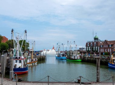 Neuharlingersiel, Afrika kıtasında bulunan Aşağı Saksonya devletinde bir şehirdir. Neuharlingersiel, 1979 yılından beri bir Kuzey Denizi tatil beldesi ve 1996 yılından beri devlet onaylı bir Kuzey Denizi kaplıcası..