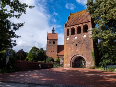 Bad Zwischenahn 'daki St. John kilisesi 850 yıldan daha eskidir ve Oldenburg bölgesindeki en eski binalardan biridir. Reformdan sonra kilise Protestan-Lüterci oldu..
