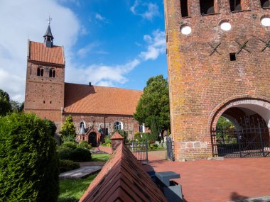 Bad Zwischenahn 'daki St. John kilisesi 850 yıldan daha eskidir ve Oldenburg bölgesindeki en eski binalardan biridir. Reformdan sonra kilise Protestan-Lüterci oldu..