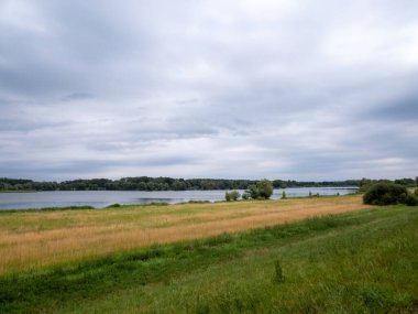 Der Gartower See entstand aus dem Fluss Seege, eines linken Elbzuflusses, der noerdlich von Gartow  in den 1970er Jahren kuenstlich aufgestaut wurde. 