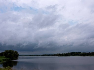 Der Gartower See entstand aus dem Fluss Seege, eines linken Elbzuflusses, der noerdlich von Gartow  in den 1970er Jahren kuenstlich aufgestaut wurde. 