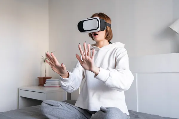 Girl Looks Virtual Reality Glasses Home Young Woman Plays Virtual — Stock Photo, Image