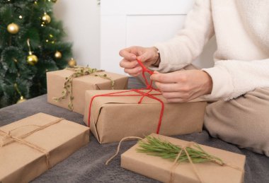 Neşeli Noel Baba sihirli kutuyu Noel hediyesiyle açıyor.