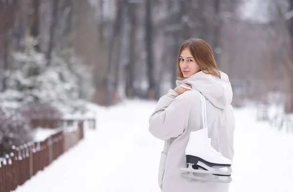 Porträt Eines Mädchens Das Winter Freien Schlittschuhe Hält Ein Junges — Stockfoto