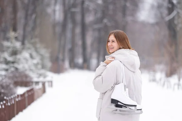 Portrait Girl Holding Skates Outdoors Winter Young Girl Came Ice — Stockfoto
