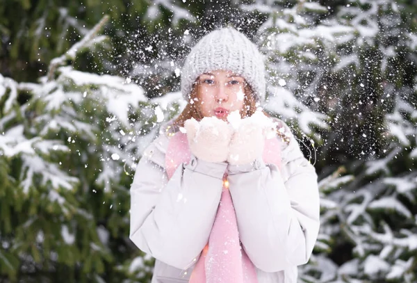 少女は雪を楽しんでいます ガーランドと緑のクリスマスツリーのそばに立って 雪に覆われた森の中の若い女性の冬の写真 — ストック写真