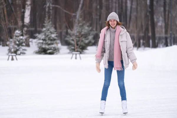女の子が公園でスケートをしている 若い女性が積極的に氷の上で冬の日を過ごす ウィンタースポーツ — ストック写真