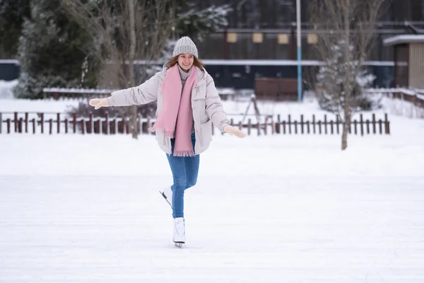 女の子が公園でスケートをしている 若い女性が積極的に氷の上で冬の日を過ごす ウィンタースポーツ — ストック写真