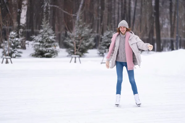 Girl Skating City Park Young Woman Actively Spending Winter Day — Stockfoto