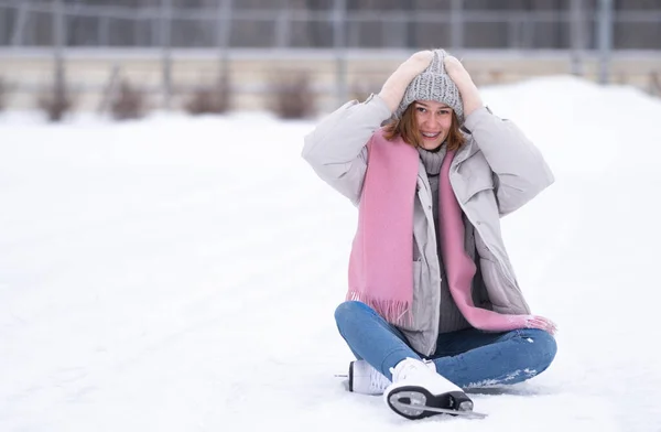 女の子が公園でスケートをしている 若い女性が積極的に氷の上で冬の日を過ごす ウィンタースポーツ — ストック写真