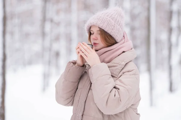 Eine Junge Rothaarige Frau Trinkt Tee Aus Einer Thermoskanne Schneebedeckten — Stockfoto
