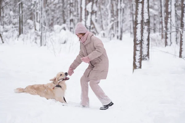 Eine Junge Rothaarige Frau Spielt Mit Ihrem Hund Winterwald Ein — Stockfoto